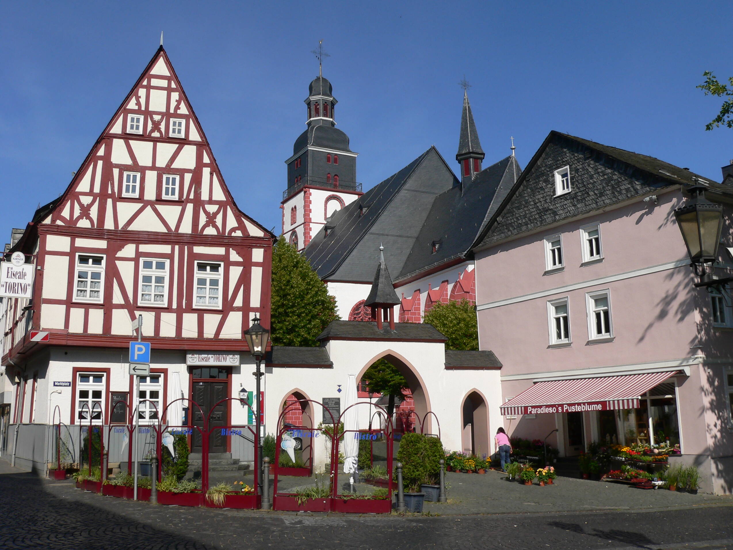 Kirchberg, Kirche mit Hunsrückhaus